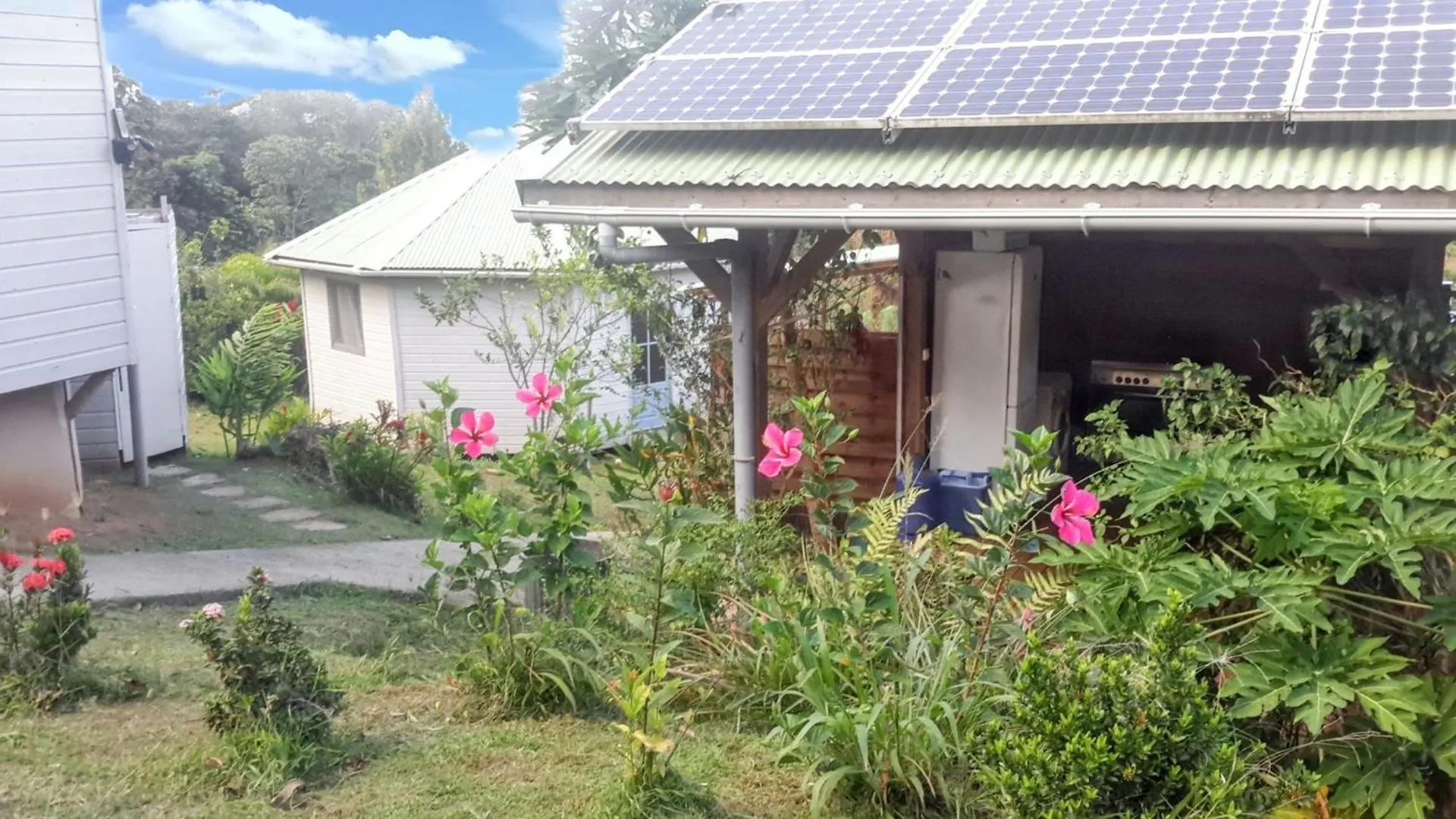 Bungalow Charmant Au Robert Avec Piscine Partagee Le Robert