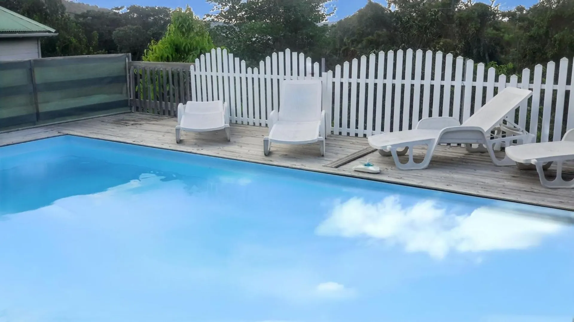 Vakantiehuis Bungalow Charmant Au Robert Avec Piscine Partagee Le Robert